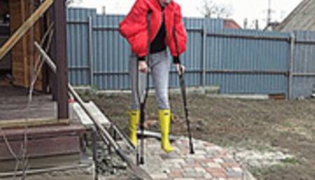 twist your leg in the garden mo