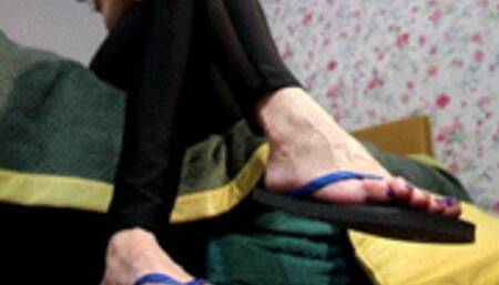 When she paly with flip flops are you near AVI