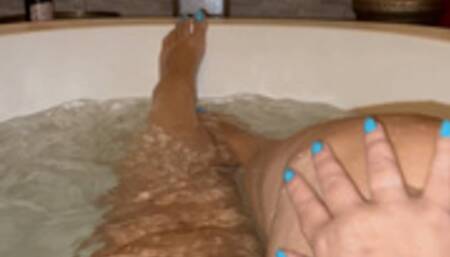 Juliette-RJ MILF on a very sexy bath in a Jacuzzi drinking champagne and pouring bath salt and rose petals! SPA DAY - SEXY FEET SHOW - BATH TUBE - FEET FETISH - SOLES - WRINKLED SOLES - WET FETISH - BLUE TOENAILS - LONG TOENAILS