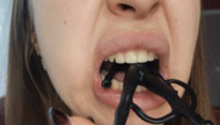 Destruction with sharp teeth