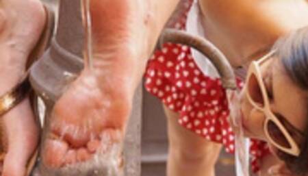 Sara takes off her sexy sandals and gets her feet wet - HD video update 13281