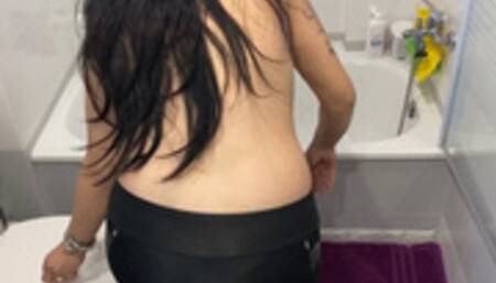 butt crack while i wash my hair