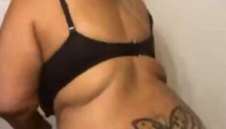 WHEN SHE MISSES YOUR DICK SO BAD SHE FACETIME YOU HALF NAKED! (NO AUDIO)