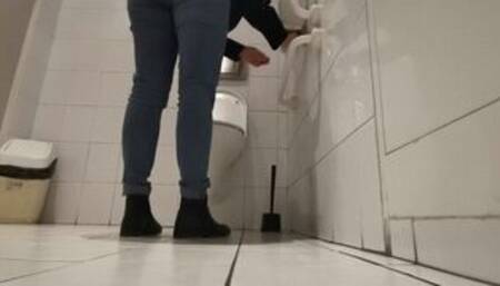 Giantess Farty Queen in work