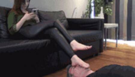 VICTORIA - Ground level - Face as a footstool, foot worship