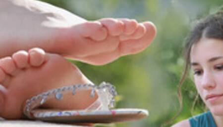 Elisa rests her feet and soles on her sandals - Video update 13286 HD