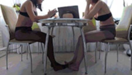 The girls rub toes to toes MI