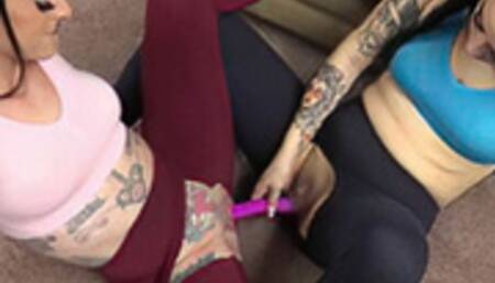 Indigo and Shae do the double dildo