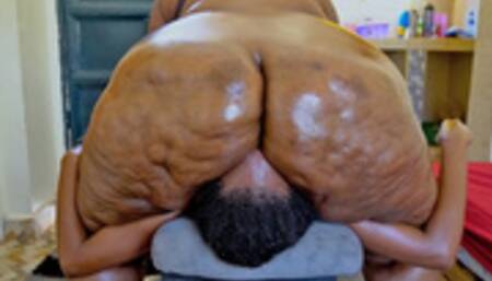 Petite Mali 45kg benches Yolanda's 230kg ass