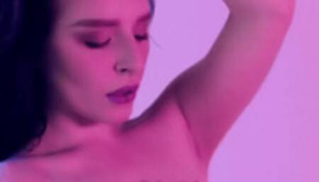 Quinn Linden fashion drool SloMo (Mobile)