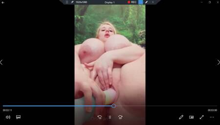 Penny baise un gode, jouit fort