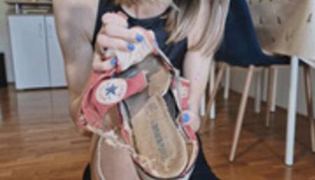 Alanna is tearing up her old converse