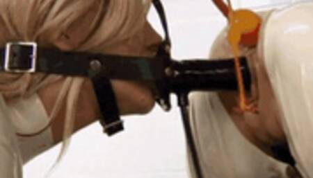 Threesome rubber sluts - Anal treatment with catheter and face strapon