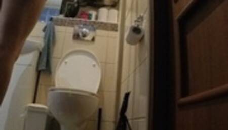 Sexy feet and big stinky butt on toielt visit