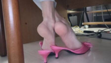 Watching me dangling, dipping and shoeplaying with mules (avi)