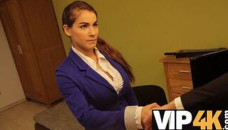 Une femme aux seins ronds veut de l'argent alors elle doit être percée