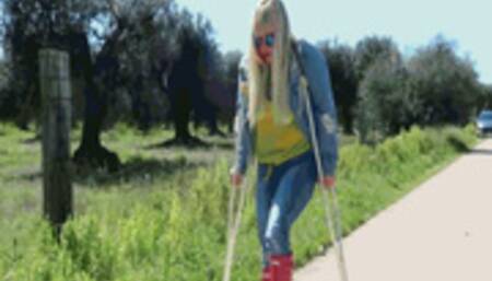 On crutches in red hunters WMV(1280x720)FHD