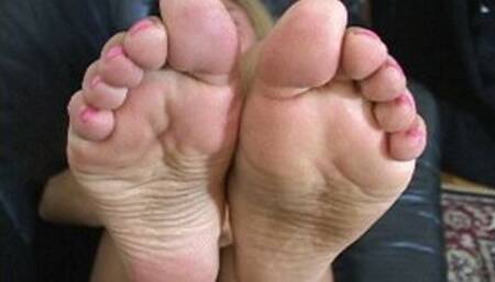 Vickie says to lick her feet-1080 WMV