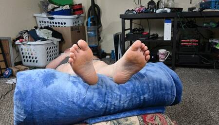 Jazz lets me worship her relaxed feet (720)