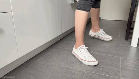 VOYEUR NEIGHBOUR WATCHING HER PRETTY FEET IN THE KITCHEN - MP4 Mobile Version