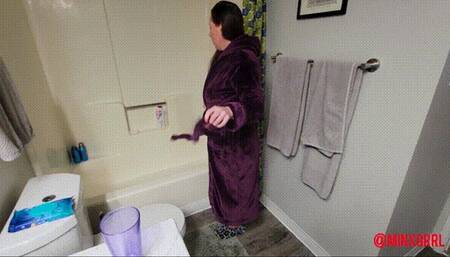 Minx's Pampered Bath Time (WMV Format)