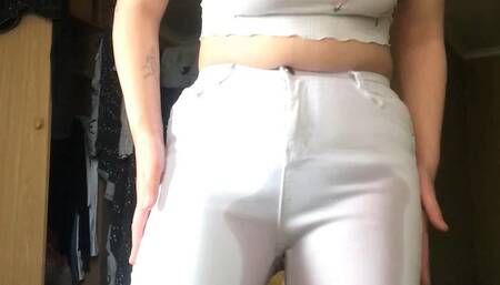 Lisa wets her white jeans