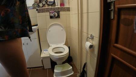 Big fat booty on a toilet makes toilet seat sweaty