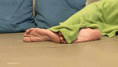 SNORING GIRLFRIEND UNDER GREEN BLANKET - MOV HD