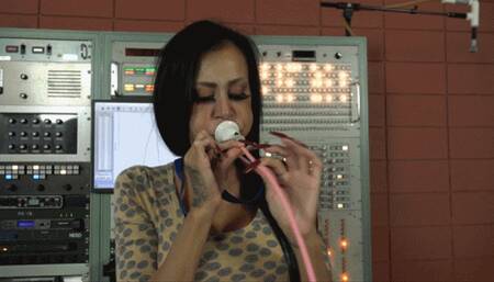 Willow Demonstrates Techniques for Minimizing Effort While Inflating 260's (MP4 - 1080p)