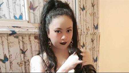 Close up : black latex and black ribbon smoking misty 120s