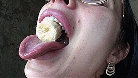 Swallowing large pieces of banana !(1920x1080 HD) MOV