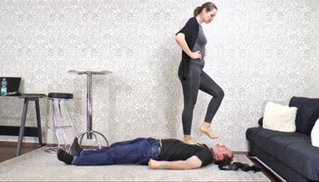 His body suffers under her feet! - small version