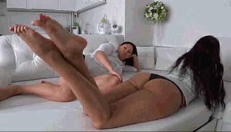 EVELINA BITES LORY'S LEGS AND FEET (c)