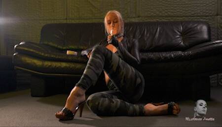 Camo leggings girl smoking FHD MP4