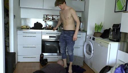 Barefoot Cohen trampling