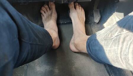 Driving barefoot with my long and skinny feet (avi)
