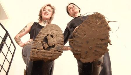 Gisy e Elizabeth, brutalmente schiavizzato: due padrone schiaccianti - Gisy and Elizabeth, brutally slaughtered: two crushing bosses (MOBILE VERSION MP4)