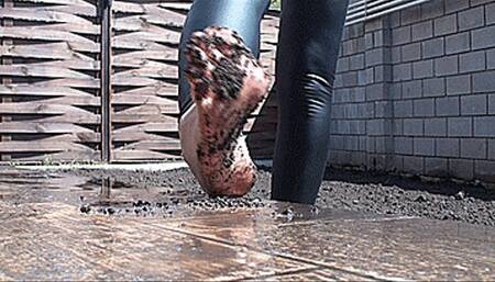 Dirty feet in the ground ! (1920x1080 HD) MP4