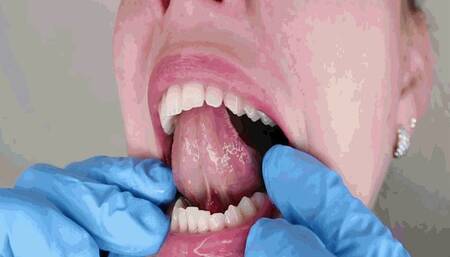 Bonnie checks her teeth MP4(1280*720)HD