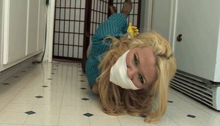 2304KORDELIA-MILF caught washing dishes