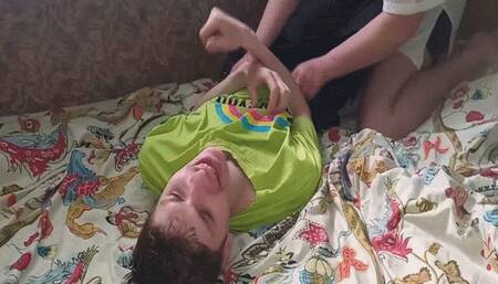 Tickling as a way to get attention WMV(1280*720)HD