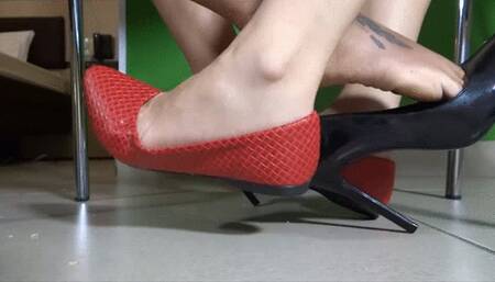 FOOTSIE UNDER TABLE KIM AND PYETRA