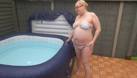 Bikini bouncing boobs in the hot tub