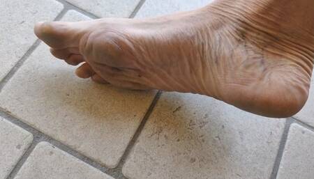 Showing my dirty soles and feet, while I'm naked in public outside my home