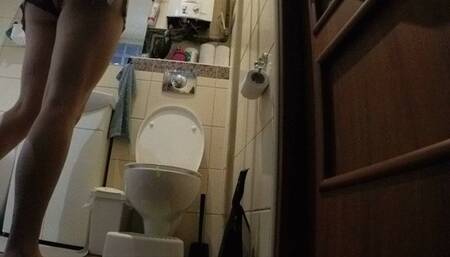 Sexy dirty stinky feet and big booty on toilet visit