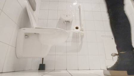 Hahaha It was so embarassing - I didnt knew someone was in the other cabine :O