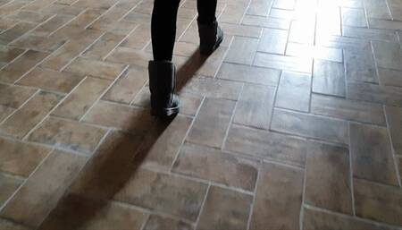 Make my tiffany scooter cranks with my boots first and my high ankle boots then, but the motor break!