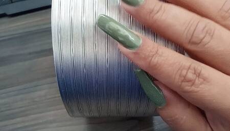 Long nails scratching pipe