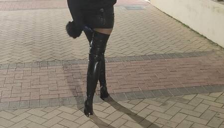 Sura walking outdoor an driver in latex