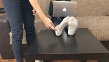 TICKLING LAZY SMALL FEET - MOV HD